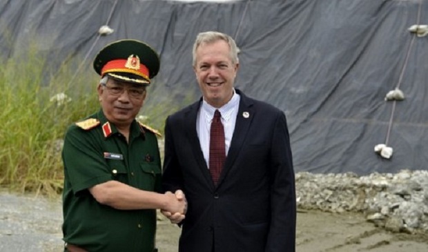 US Ambassador to Vietnam Ted Osius (R) shakes hands with Vietnam's Deputy Defense Minister Gen. Nguyen Chi Vinh as they attend a ceremony marking the start of the clean-up of dioxin contaminated-soil in central Da Nang City on October 18, 2016 AFP