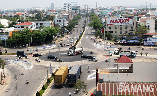 Traffic at the intersection of Nguyen Huu Tho-Cach Mang Thang Tam-an approach road to the Nguyen Tri Phuong Bridge