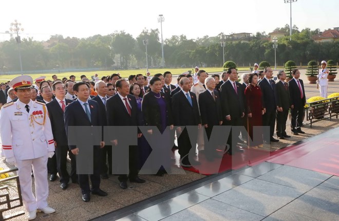 Các lãnh đạo Đảng, Nhà nước và đại biểu Quốc hội đến đặt vòng hoa và vào Lăng viếng Chủ tịch Hồ Chí Minh. (Ảnh: Phương Hoa/TTXVN)