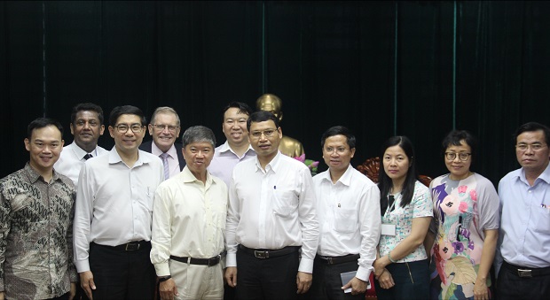  Vice Chairman Minh (5th right) and his guests