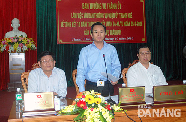 Secretary Anh (centre) addressing the meeting, along with Deputy Secretary Tri (left) and Chairman Tho