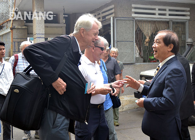 A representative from DAFO (right) speaking with some US veterans