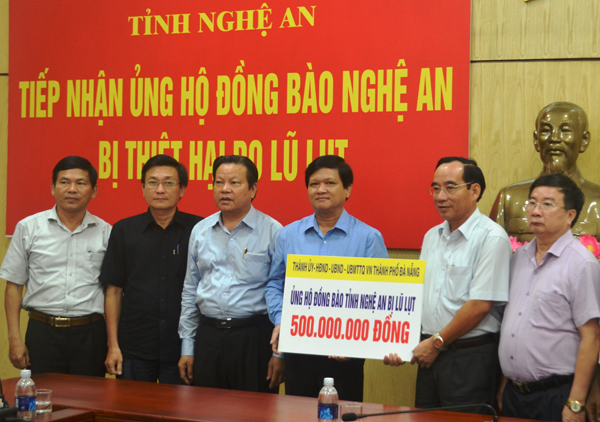 Phó Chủ tịch HĐND thành phố Đà Nẵng Nguyễn Nho Trung trao 500 triệu đồng của Đà Nẵng hỗ trợ đồng bào tỉnh Nghệ An. Ảnh: NGỌC PHÚ