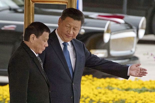 Chủ tịch Trung Quốc Tập Cận Bình (phải) gặp gỡ Tổng thống Philippines Rodrigo Duterte.  		                   Ảnh: AFP