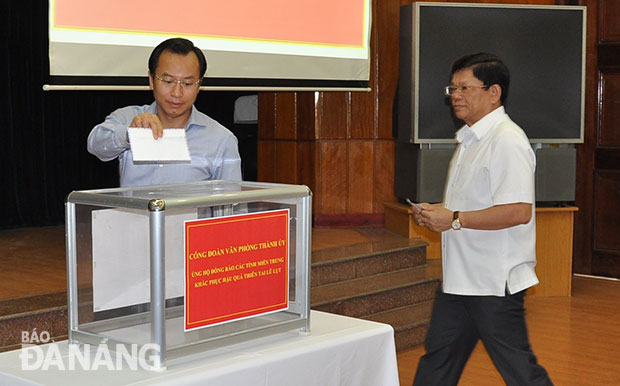 Secretary Anh (left) and Deputy Secretary Tri donating their money