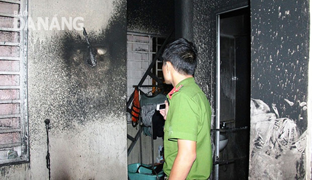 Lực lượng chức năng khám nghiệm hiện trường vụ cháy tại nhà ông Tình. (Ảnh Cảnh sát Phòng cháy và Chữa cháy Đà Nẵng).