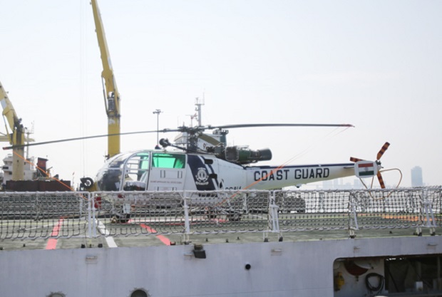 A helicopter seen aboard the Indian Coast Guard ship in Da Nang City. Photo by Sai Gon Giai Phong Online news site