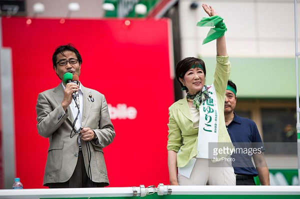 Ông Masaru Wakasa (trái) trong một bài phát biểu vận động tranh cử. Ảnh: Getty Images