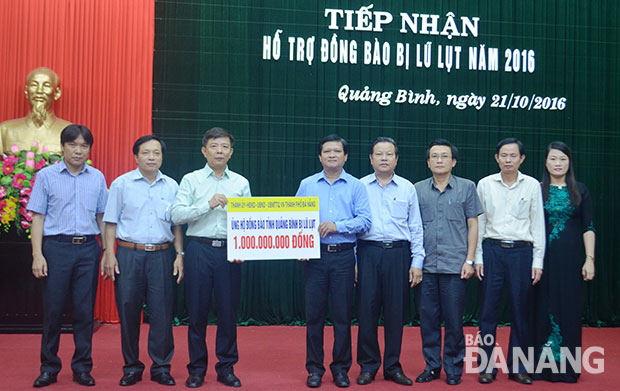 On behalf of Da Nang’s authorities and residents, Vice Chairman Trung (fourth left) presenting the donation to Quang Binh Province