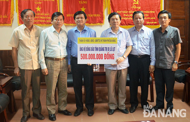  Presenting the donation to Quang Tri Province