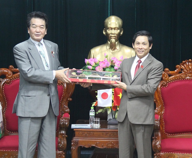 Parliamentarian Sakaamoto Shigeru (left) and Mr Xu