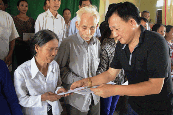 Ông Nguyễn Thanh Tú - Chánh văn phòng, Chủ tịch Công đoàn Vinamilk đại diện công ty trao quà cứu trợ cho bà con thuộc các hộ bị thiệt hại nặng trong đợt mưa lũ vừa qua tại huyện Cẩm Xuyên, Hà Tĩnh.