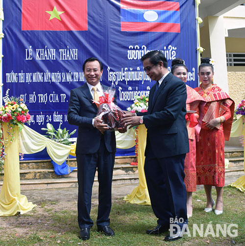 Lãnh đạo tỉnh Attapeu tặng quà lưu niệm Bí thư Thành ủy Nguyễn Xuân Anh tại lễ khánh thành Trường tiểu học Mương Mày. 