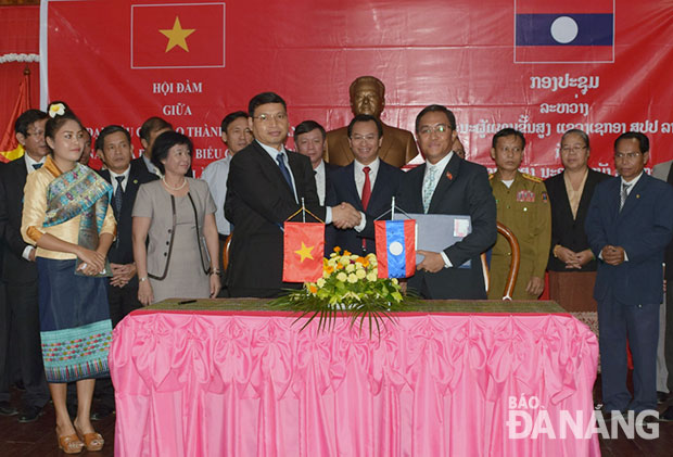 The signing ceremony between Da Nang and Sekong Province representatives