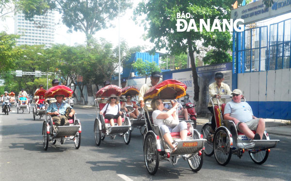 Foreign cruise ship passengers enjoying a city tour by cyclo 