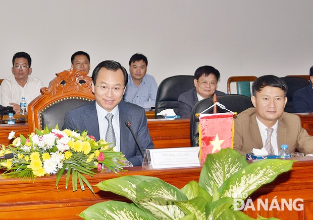 Secretary Anh (left) at the talks 