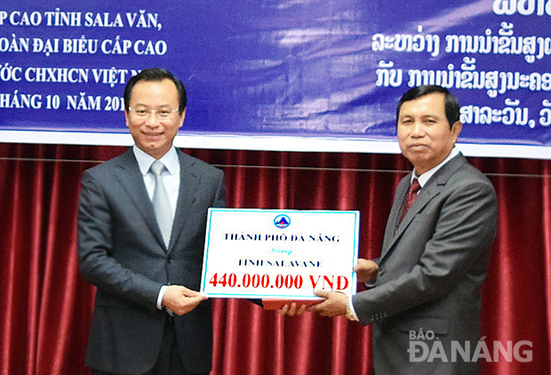 Secretary Anh (left) and Governor of Salavan Province Sysouvanh Vongchomsy