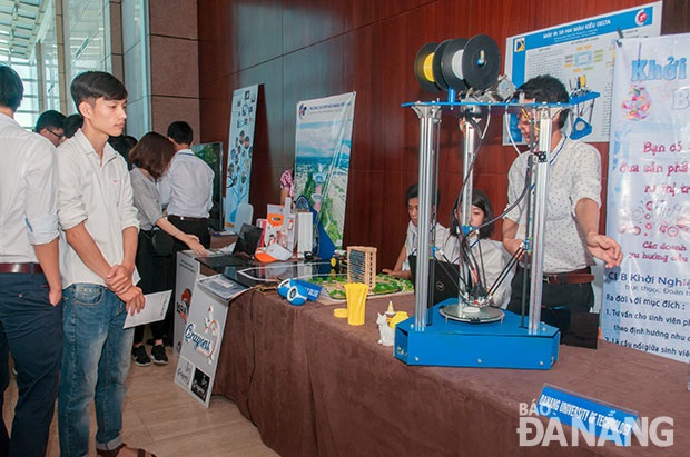  A 3D plastic printing machine, created by students from the University of Science and Technology, on display at a local start-up event