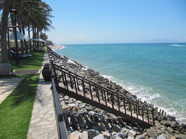 A rock dyke built to protect property from erosion at the Victoria Hoi An beach resort (Photo: VNA)