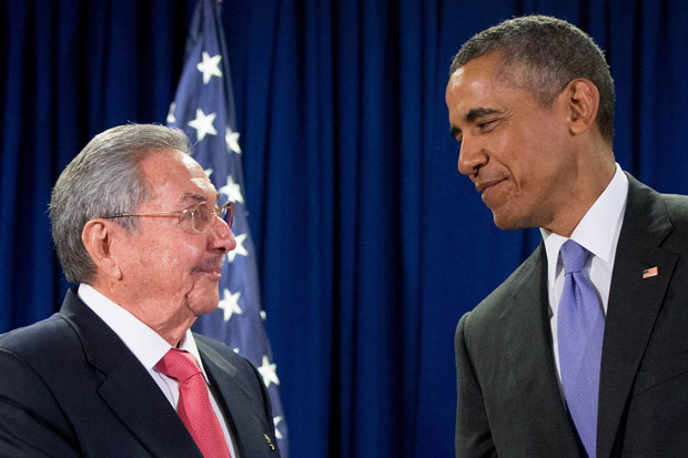 Tổng thống Mỹ Barack Obama gặp gỡ Chủ tịch Cuba Raul Castro vào tháng 9-2015 tại trụ sở Liên Hợp Quốc. 							            Ảnh: AP