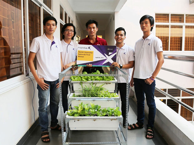 Các thành viên trong nhóm và mô hình dự án Smart Garden khi tham dự Cuộc thi Microsoft Imagine Cup Vietnam 2016 được tổ chức vào tháng 4-2016. (Ảnh: Nhân vật cung cấp)