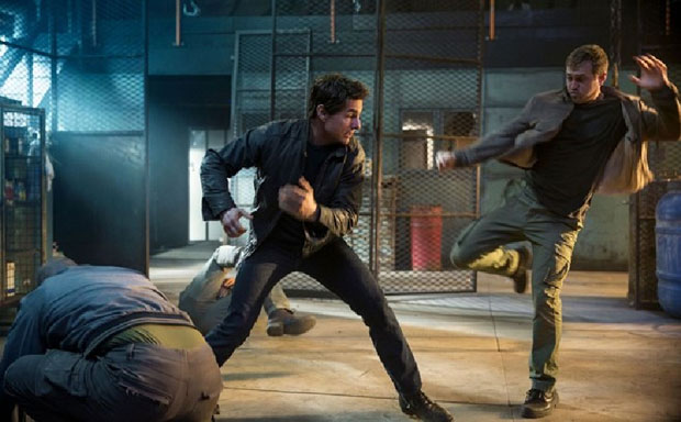 Tài tử Tom Cruise (giữa) vẫn tự đảm nhiệm nhiều pha hành động gay cấn trong “Jack Reacher: Never Go Back”.