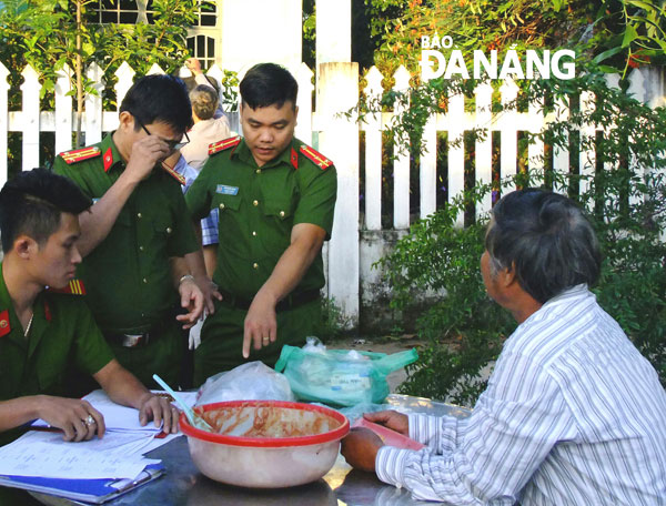 Cơ quan chức năng lập biên bản sự việc. Ảnh: NGỌC PHÚ