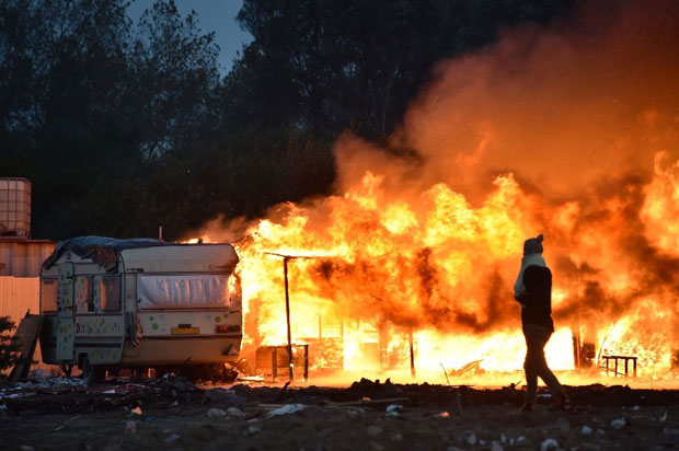 Khu lán trại Calais bị “xóa sổ”. 					Ảnh: AFP