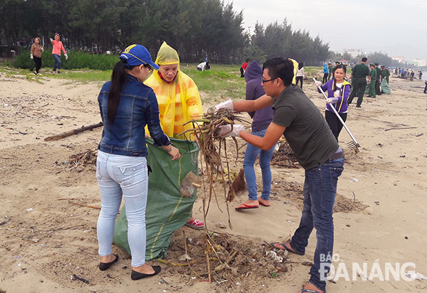 Người dân địa phương tham gia dọn vệ sinh làm sạch môi trường biển.