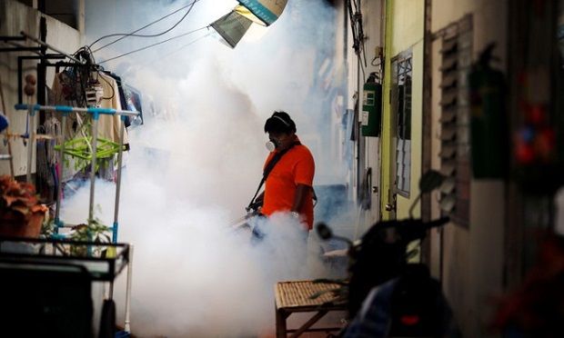 A city worker fumigates the area to control the spread of mosquitoes at a university in Bangkok, Thailand, Sept. 13, 2016. Photo by Reuters/ Athit Perawongmetha 