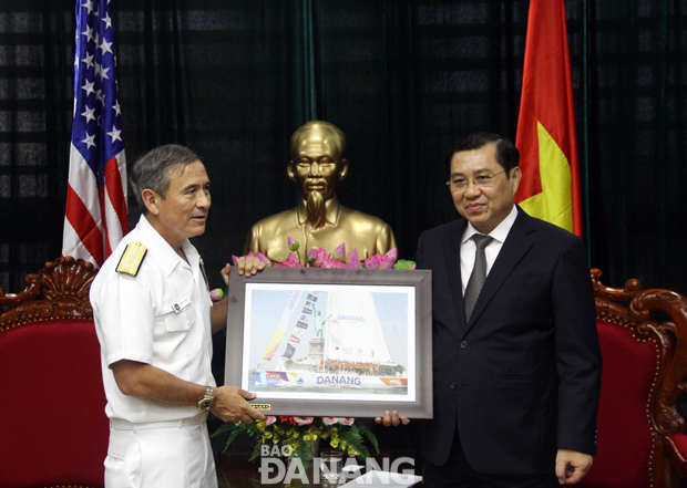 Chairman Tho (right) presenting a momento to Admiral Harris