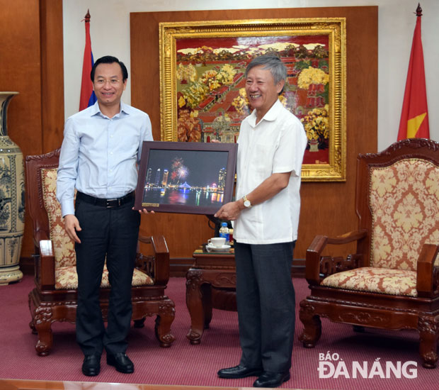 Secretary Anh (left) and Vietnamese Ambassador Hung