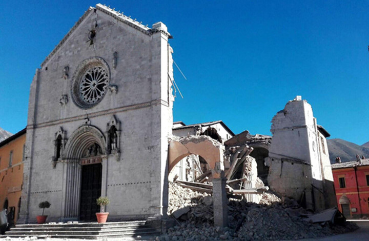 Nhà thờ San Benedetto Basilica ở thị trấn Norcia, miền Trung Italy bị phá hủy vì động đất. (Ảnh: AP)