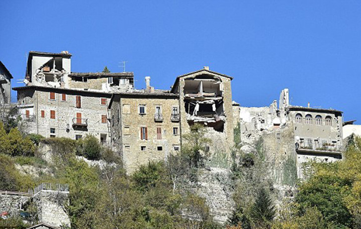 Nhiều ngôi nhà ở Arquata del Tronto bị trận động đất tàn phá. Theo nhà chức trách địa phương, có 1 người ở khu vực này bị mất tích. (Ành: Getty)