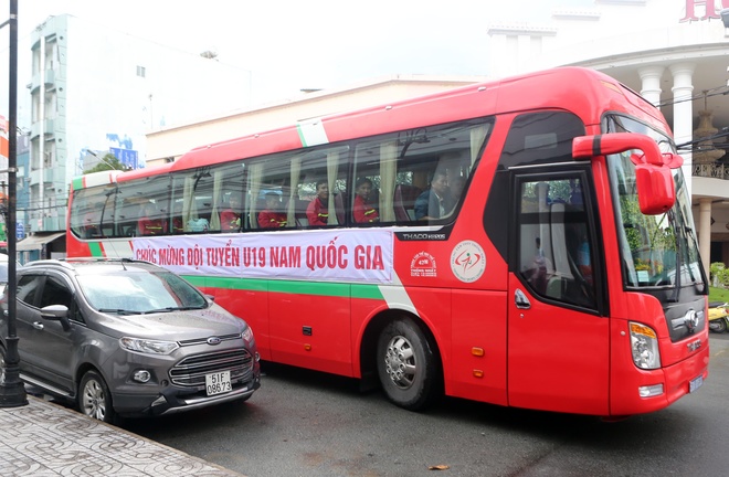 Rời sân bay, cả đội được xe của Liên đoàn bóng đá Việt Nam đưa thẳng về Khách sạn Đệ nhất ở Quận 1, Sài Gòn, để dự lễ mừng công.