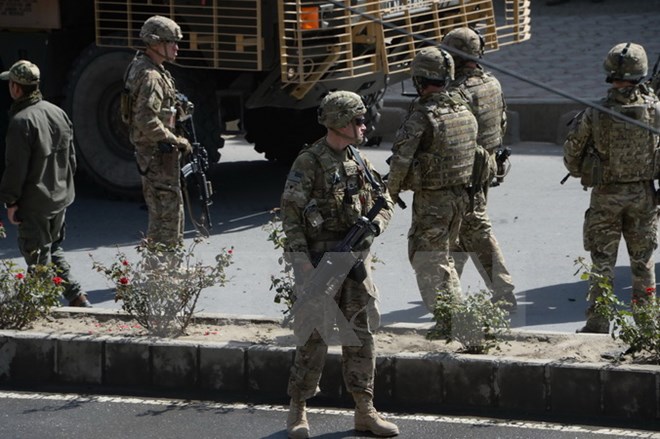 Binh sỹ Mỹ điều tra tại hiện trường một vụ đánh bom ở Kabul, Afghanistan. (Nguồn: AFP/TTXVN)