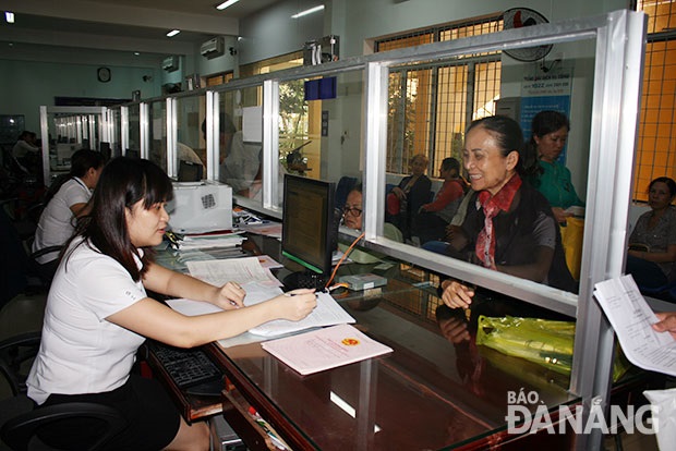  Receiving dossiers at the Son Tra People’s Committee office