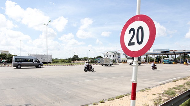 A regular speed limit sign (P.127) that says drivers are allowed to drive at no more than 20 kilometers per hour throughout the day. Photo: Tuoi Tre