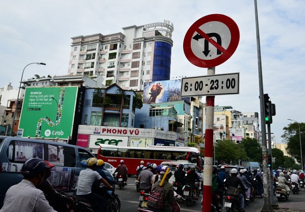 A sign on Nguyen Thi Minh Khai Street in District 1, Ho Chi Minh City that forbids drivers from making either a left turn or a U-turn from 6 am until 11 pm. Photo: Tuoi Tre