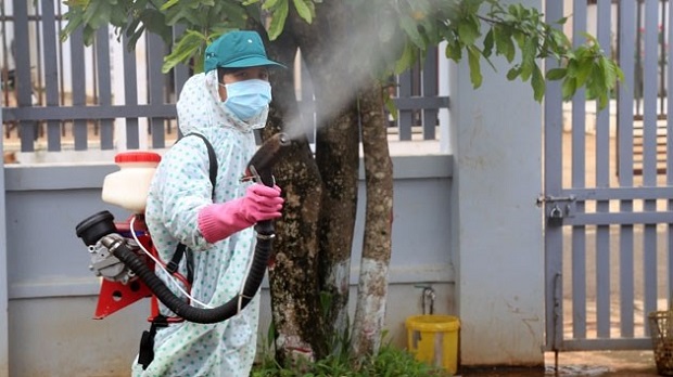 Spraying to kill mosquitoes (Source:http://www.nhandan.com.vn)