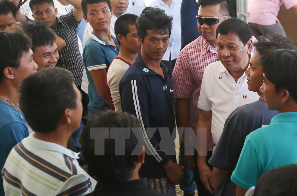 Tổng thống Philippines Rodrigo Duterte và các ngư dân Việt Nam. (Nguồn: EPA/TTXVN)