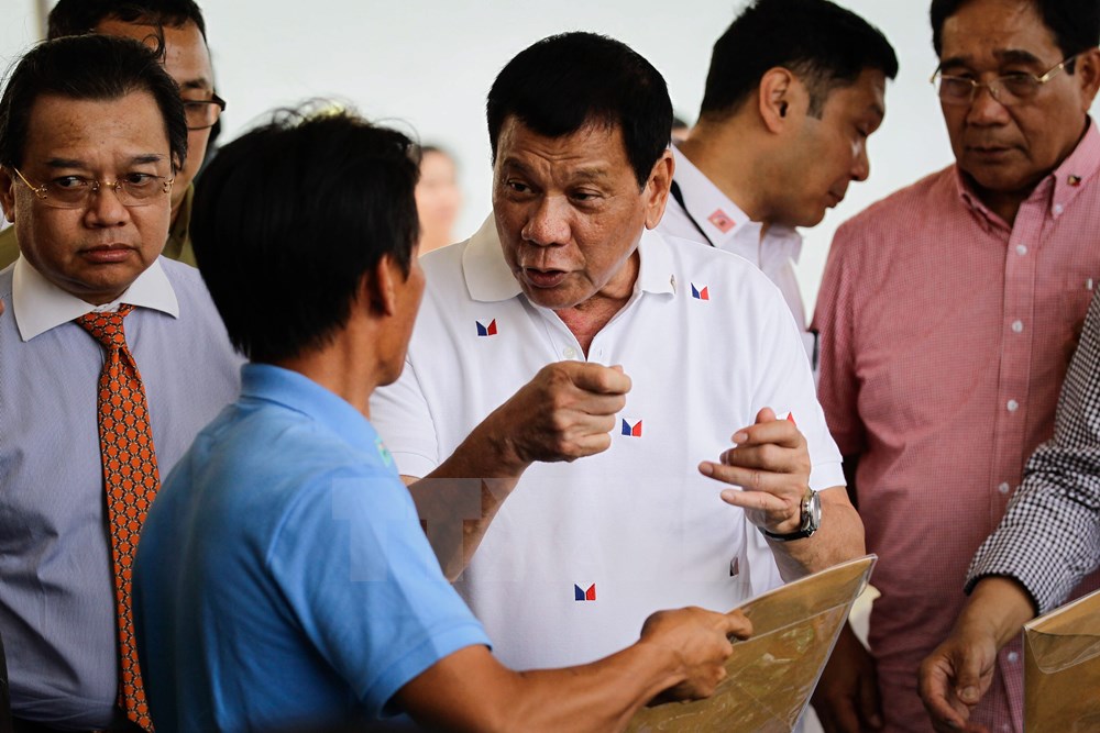 Tổng thống Philippines Rodrigo Duterte và các ngư dân Việt Nam. (Nguồn: EPA/TTXVN)