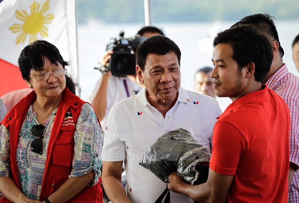 Tổng thống Philippines Rodrigo Duterte và các ngư dân Việt Nam. (Nguồn: EPA/TTXVN)