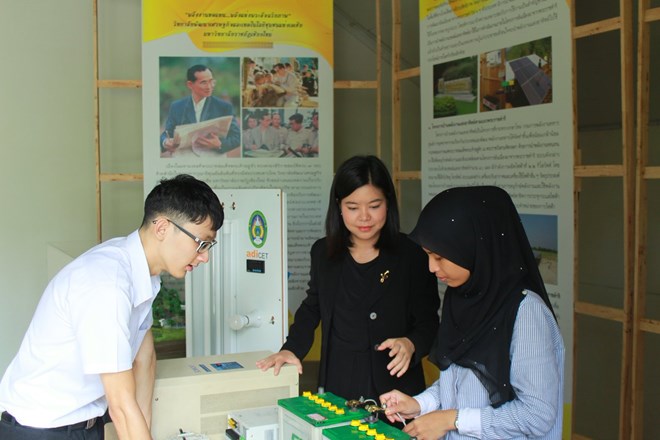 Dr. Worajit Setthapun of Thailand (in black) becomes the winner of the 2016 ASEAN-US Science Prize for Women. (Source: USAIDASIA)