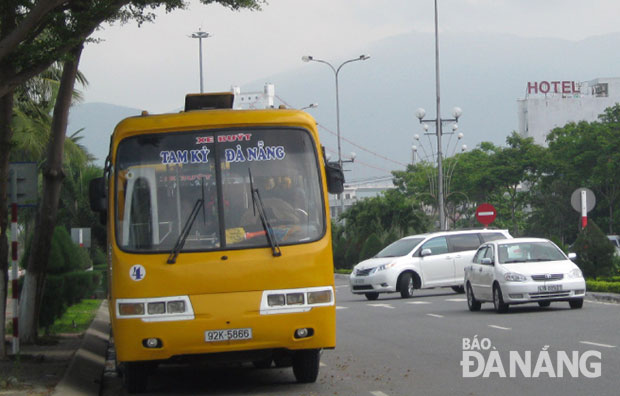 Xe buýt vận chuyển khách liên tỉnh sử dụng hạ tầng đô thị Đà Nẵng chưa đáp ứng về chất lượng dịch vụ và nhu cầu đi lại trong thành phố.  	          Ảnh: TRIỆU TÙNG