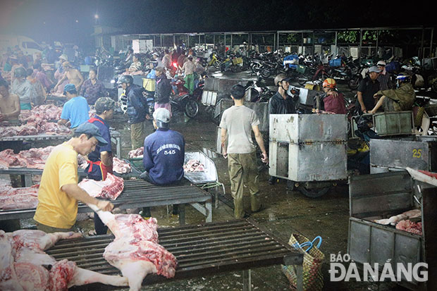Trung tâm Chế biến gia súc, gia cầm Đà Nẵng có gần 300 người làm đêm, chưa kể đội ngũ xe chuyên dụng chở thịt đi phân phối khắp thành phố. Ảnh: V.T.L