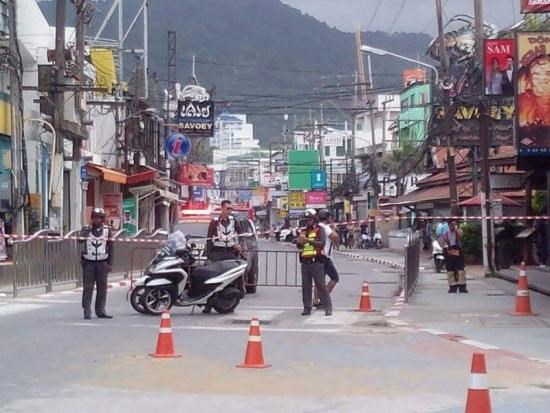 Police seal off an area near Patong beach in Phuket on Aug 12. (Photo: www.bangkokpost.com)