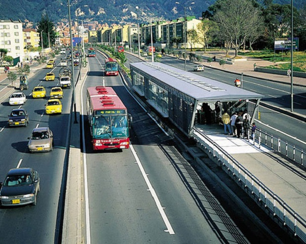 A BRT system operating in a another country (Photo: http://thuvienxaydung.net)