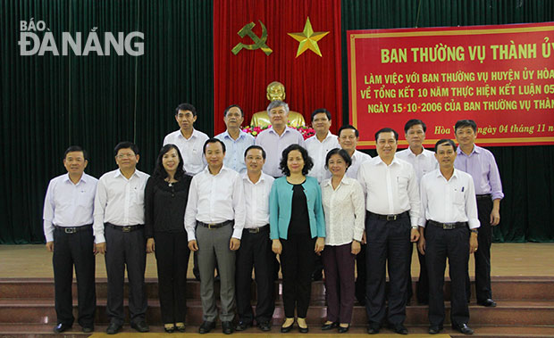 Ban Thường vụ Thành ủy chụp ảnh cùng lãnh đạo Đảng ủy, UBND huyện Hòa Vang. 