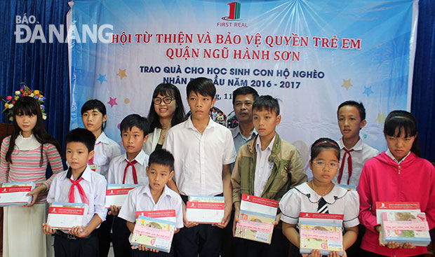 Những suất học bổng được trao tặng là vô vàn yêu thương được thắp lên trên hành trình gom nhặt tri thức.